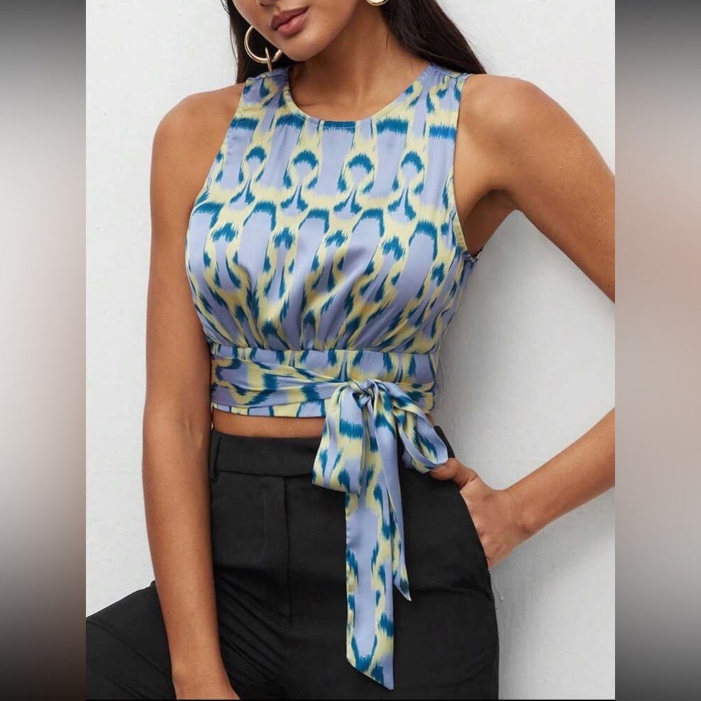 SHEIN BIZwear Allover Print Split Back Knot Front Crop Top Workwear size…